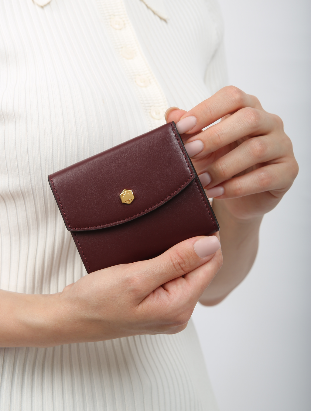 COMPACT WOMAN WALLET IN SUPPLE GOATSKIN