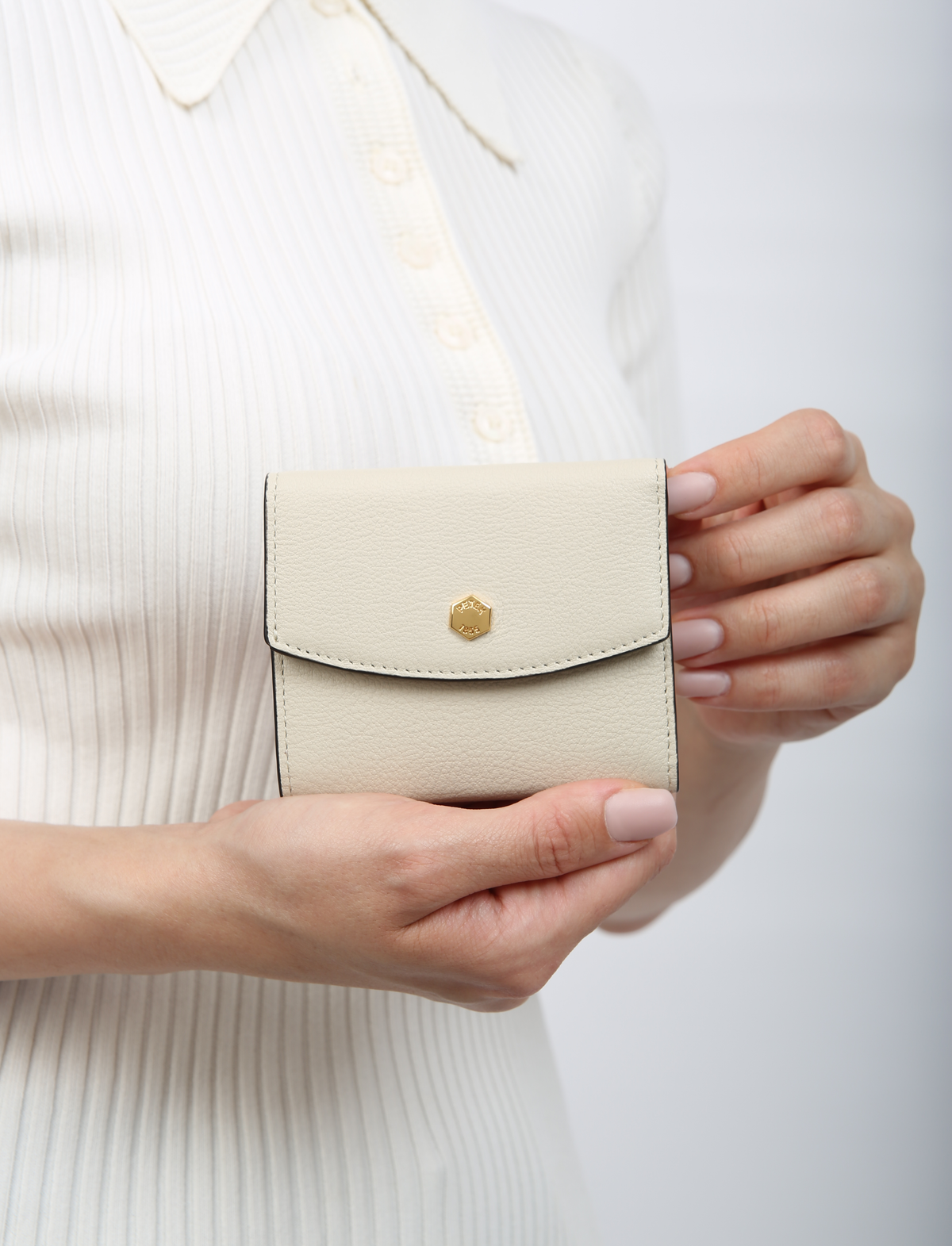 COMPACT WOMAN WALLET IN SUPPLE GOATSKIN