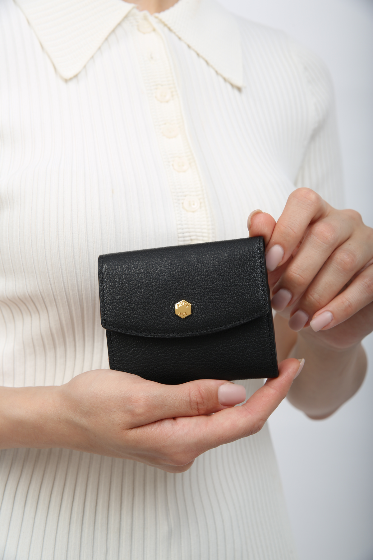 COMPACT WOMAN WALLET IN SUPPLE GOATSKIN