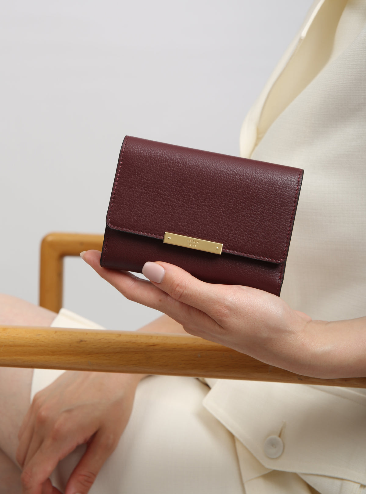 WOMAN LEATHER WALLET WITH METAL CLASP