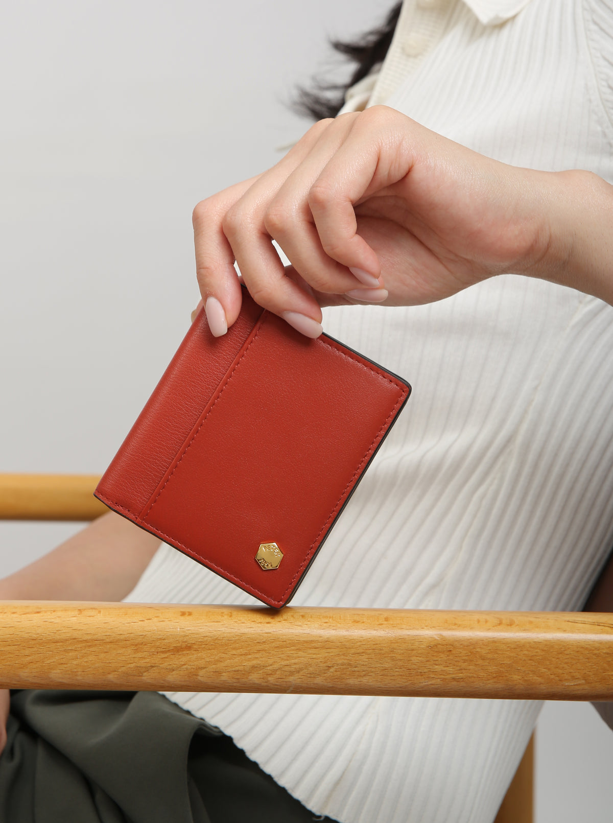 LEATHER WALLET WITH EXTERIOR POCKETS